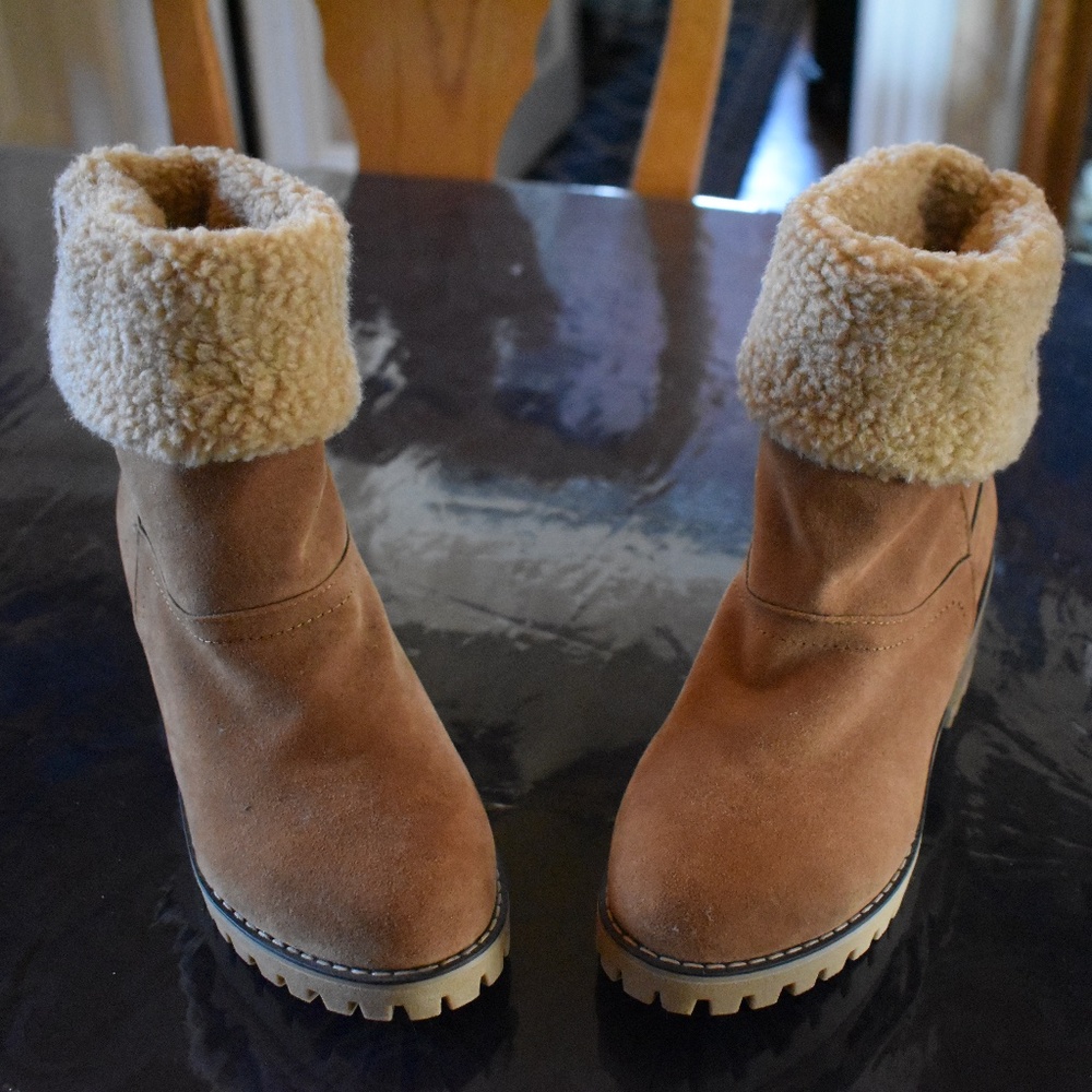 Fleece Lined/Camel Colored Boots with Heel (Size 6)